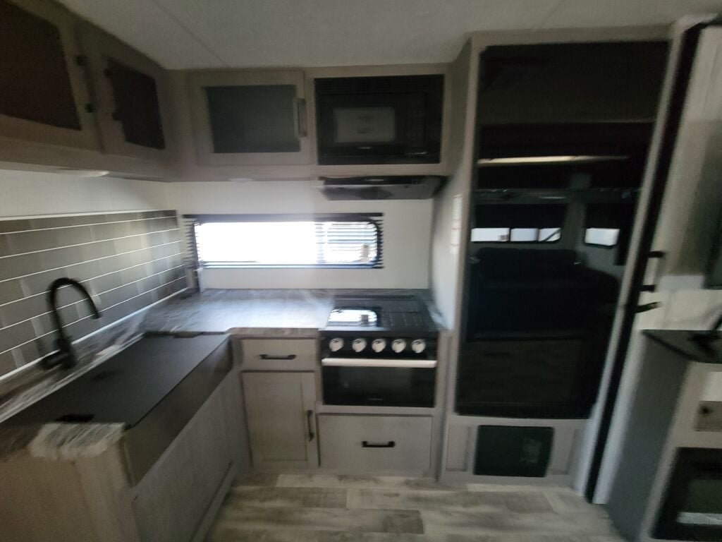 2024 Dutchmen Kodiak Ultra-Lite 302BHSL - Image 9