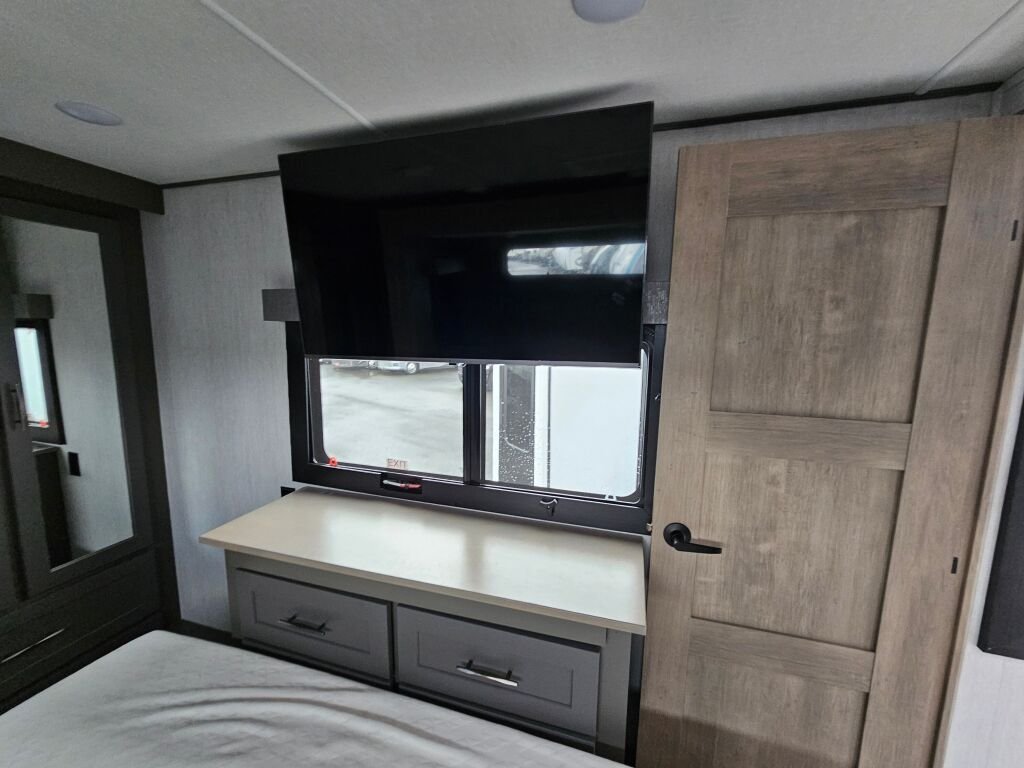 2024 Grand Design Momentum 414M - Image 15