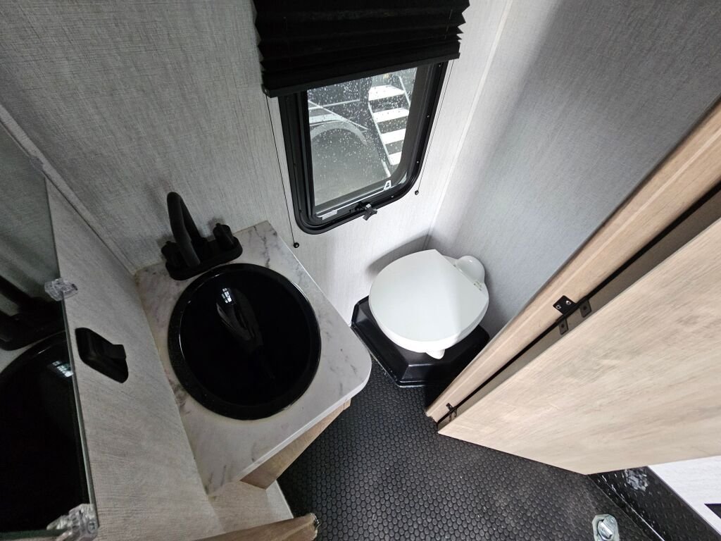 2024 Grand Design Momentum 414M - Image 7