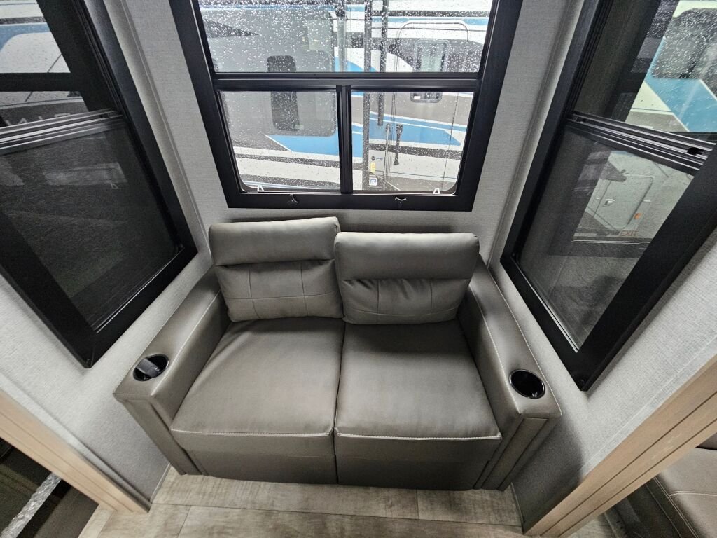 2024 Grand Design Momentum 414M - Image 9