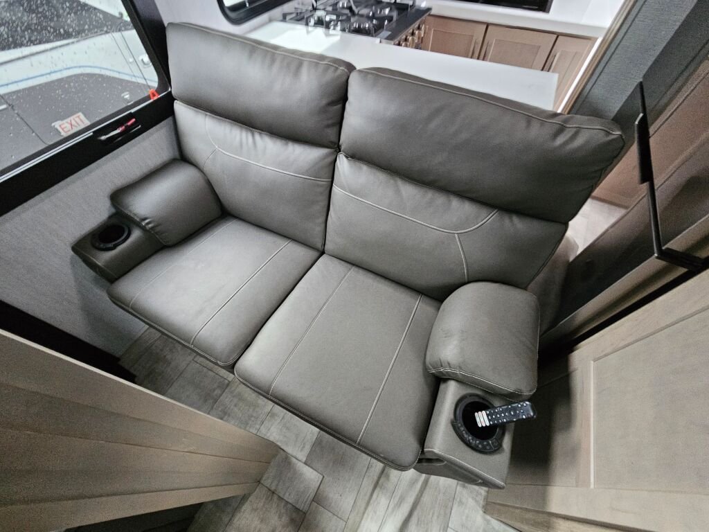 2024 Grand Design Momentum 414M - Image 10