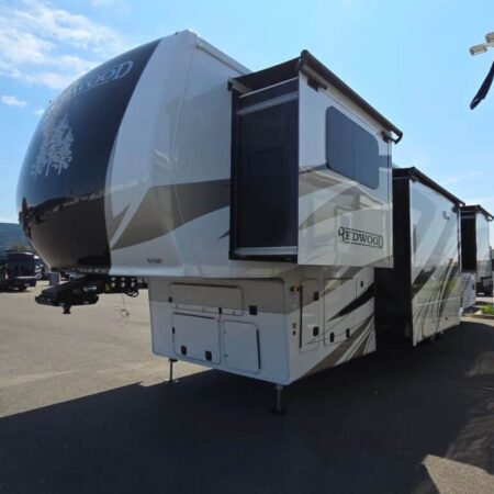 2025 Crossroads Redwood RW4200FL - Image 2