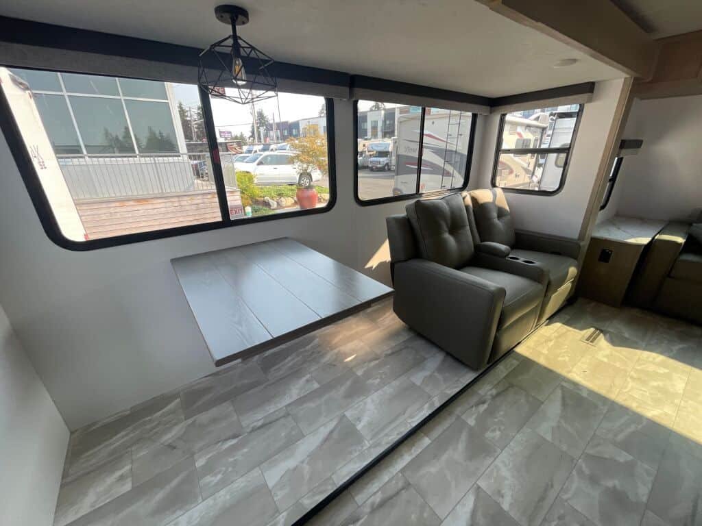 2025 Dutchmen Kodiak Ultimate 3371FLSL - Image 10